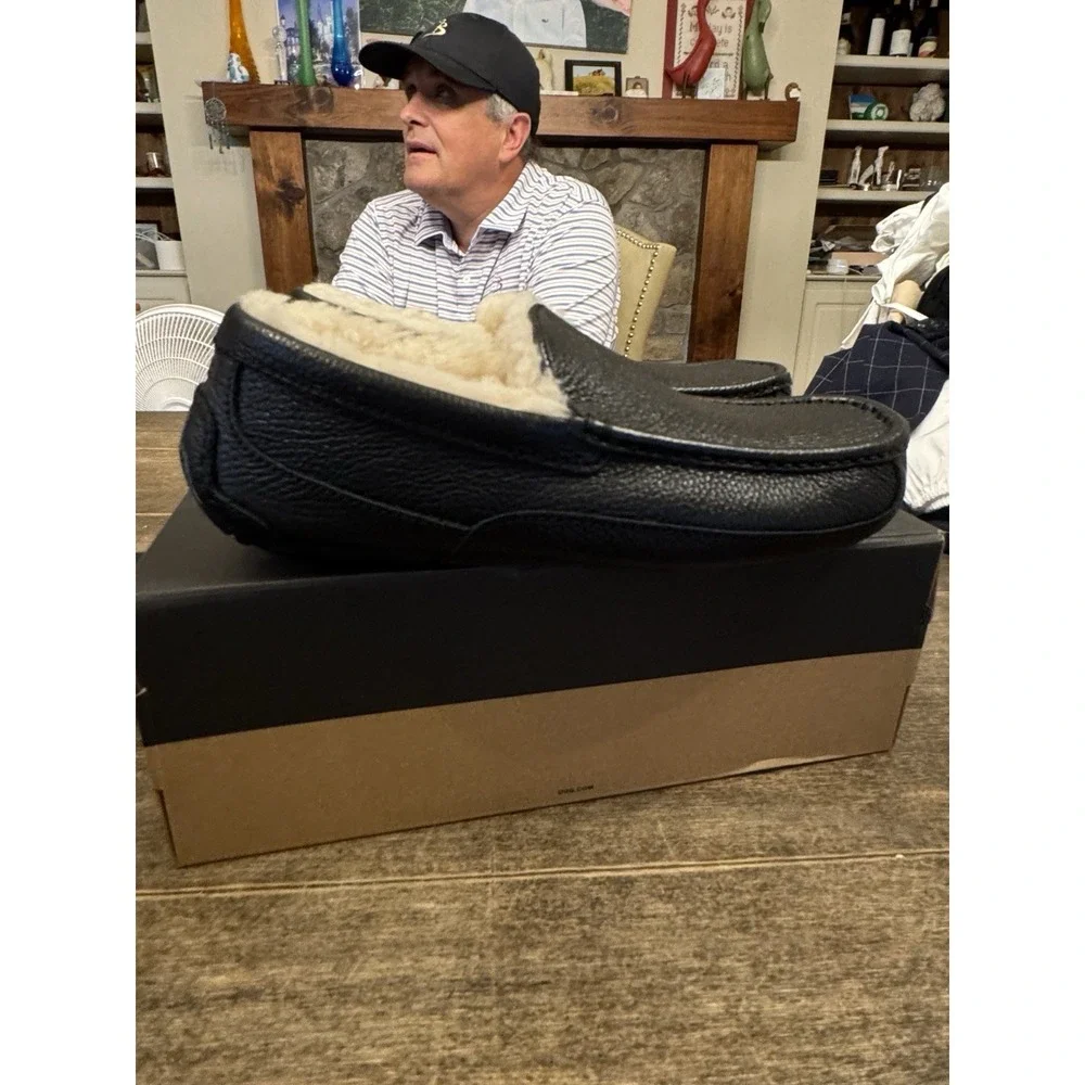 UGG ASCOT LEATHER MENS SLIPPERS Loafer US Size 9 Black Leather Sheepskin Lining